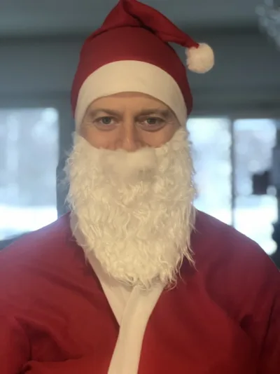 Kuva: Miika, Iloinen ja laulutaitoinen joulupukki