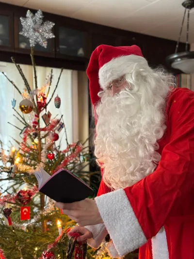 Kuva: Lasten parissa työskentelevä Pukki🎅